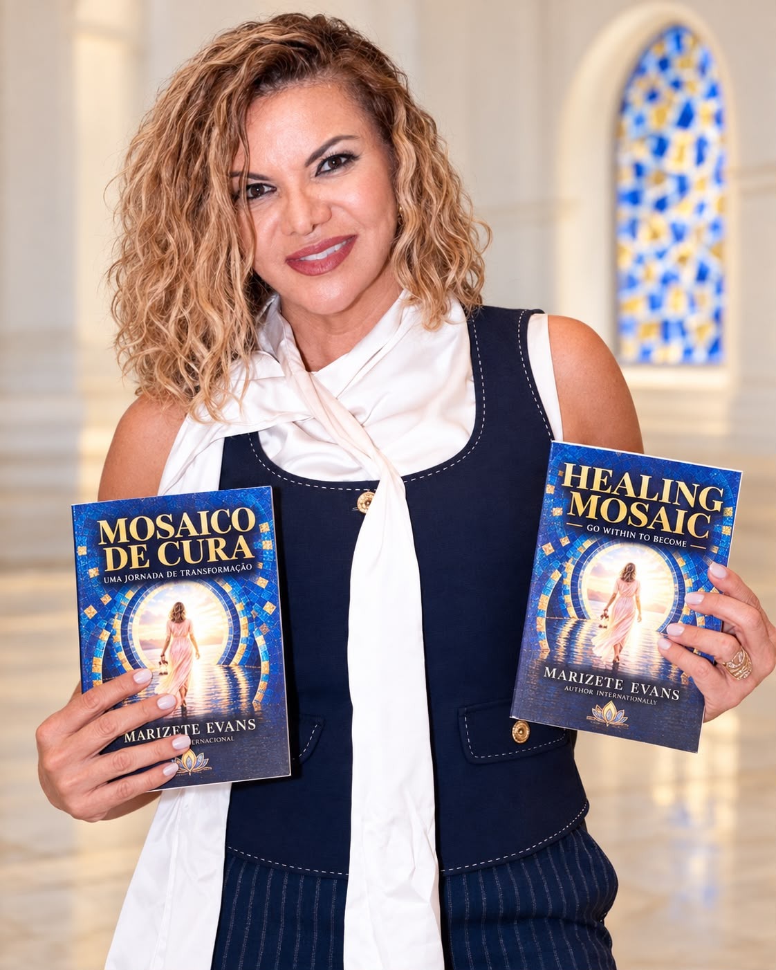 Marizete Evans com os livros Mosaico de Cura e Healing Mosaic